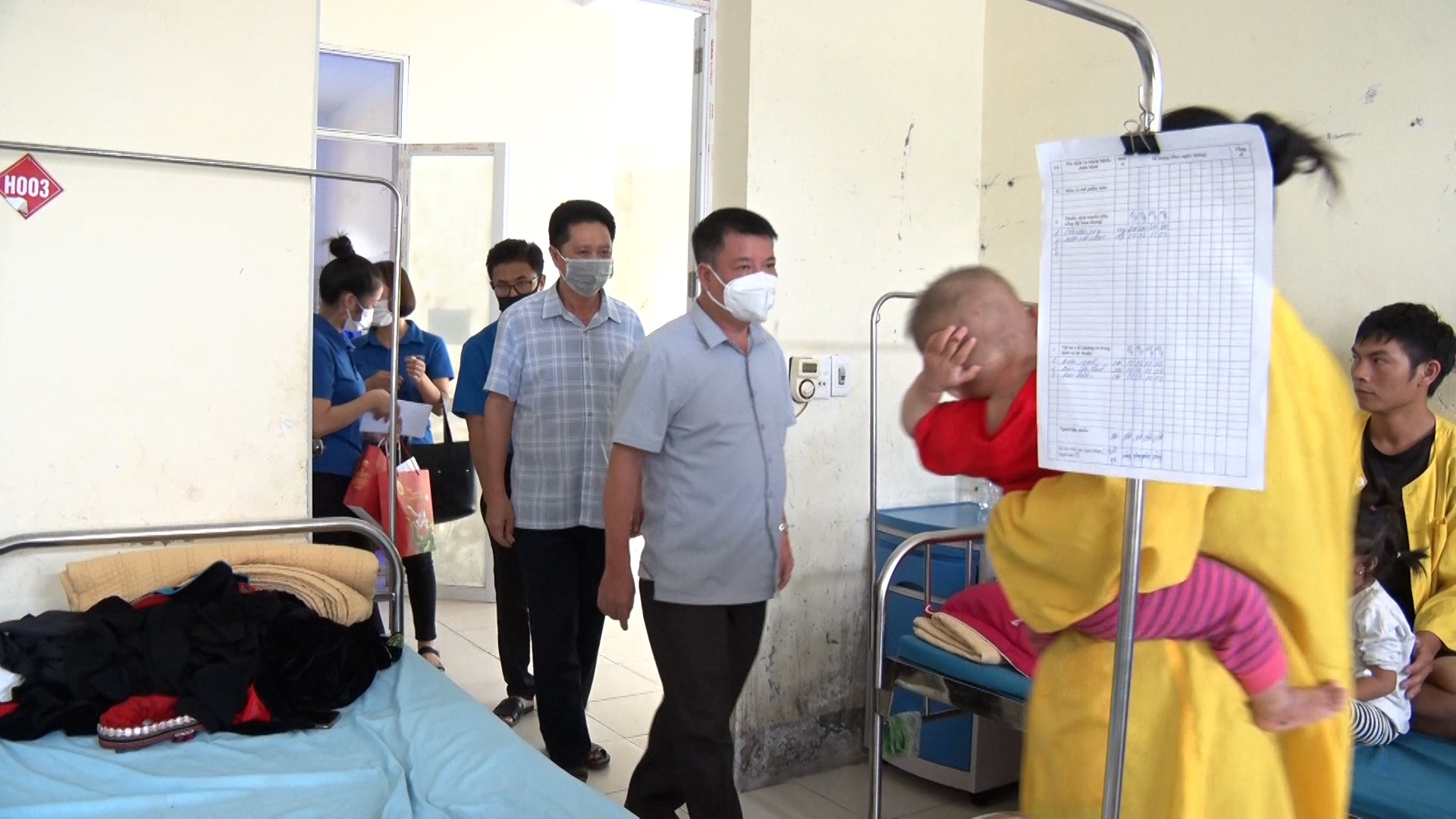 Lãnh đạo huyện Hoàng Su Phì thăm, tặng quà các cháu thiếu nhi tại Bệnh viện đa khoa huyện tết trung thu năm 2022