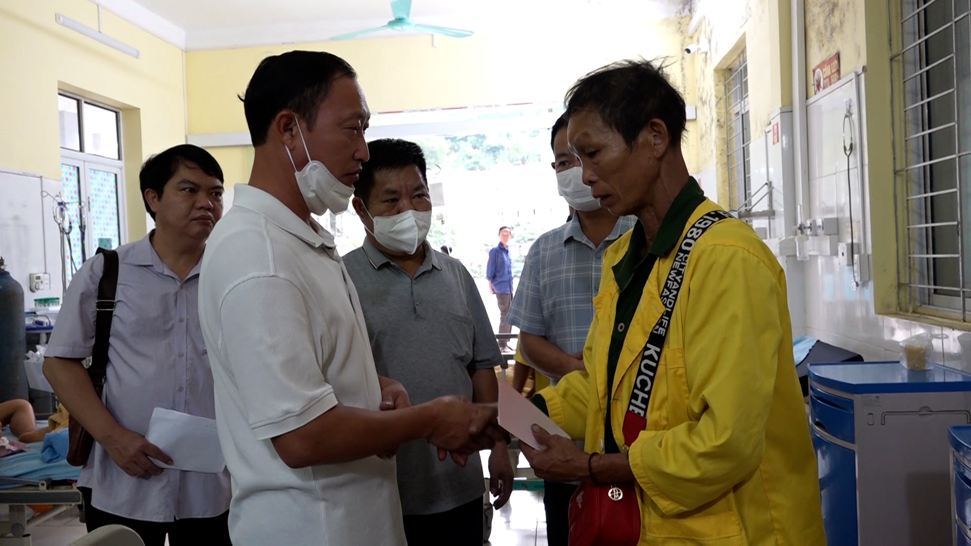 Bí thư Huyện uỷ Hoàng Su Phì thăm các nạn nhân bị ảnh hưởng do sạt lở đất tại Bệnh viện ĐKKV huyện