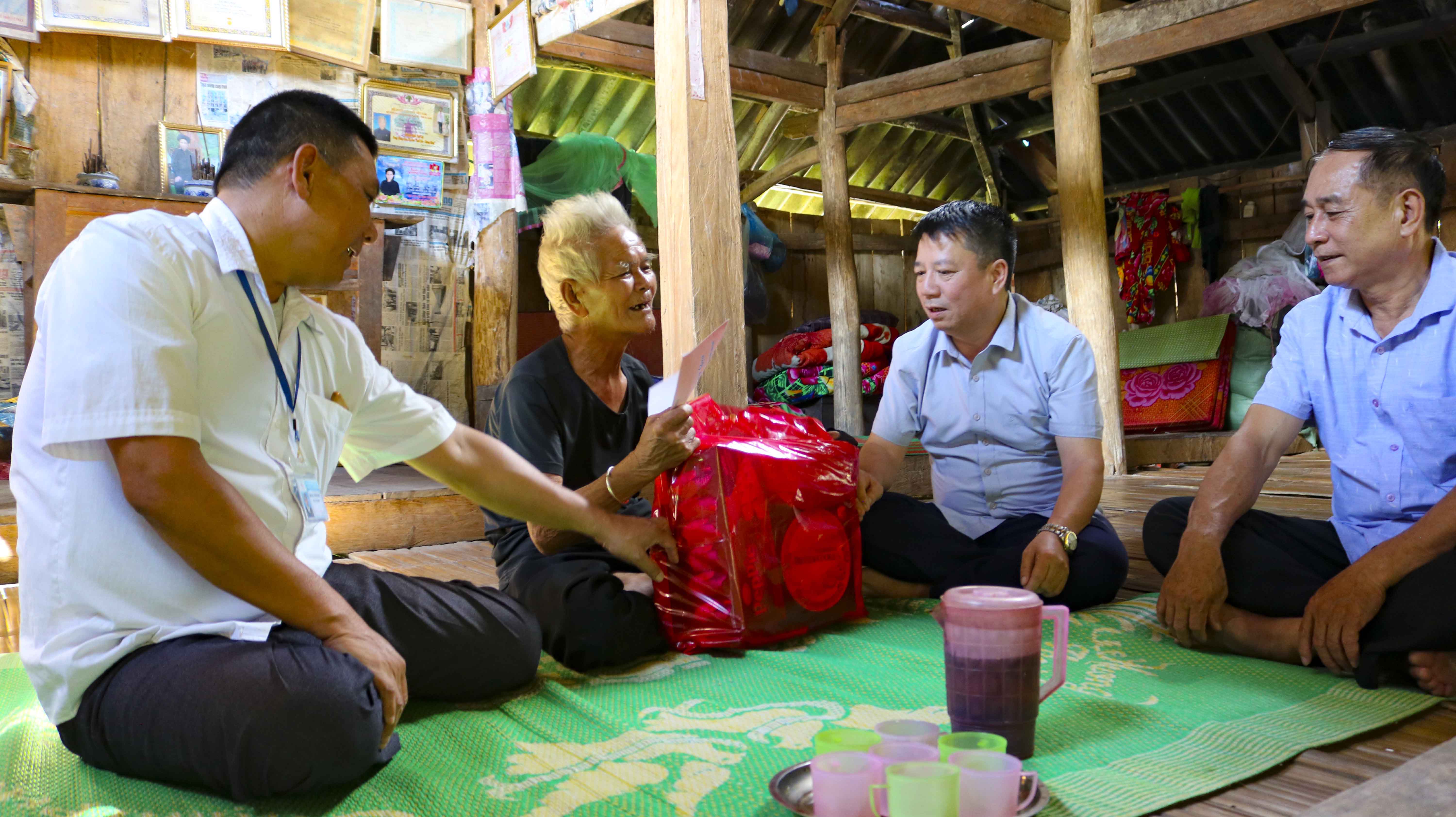 Lãnh đạo huyện trao quà cho hộ có hoàn cảnh khó khăn tại xã Tân Tiến