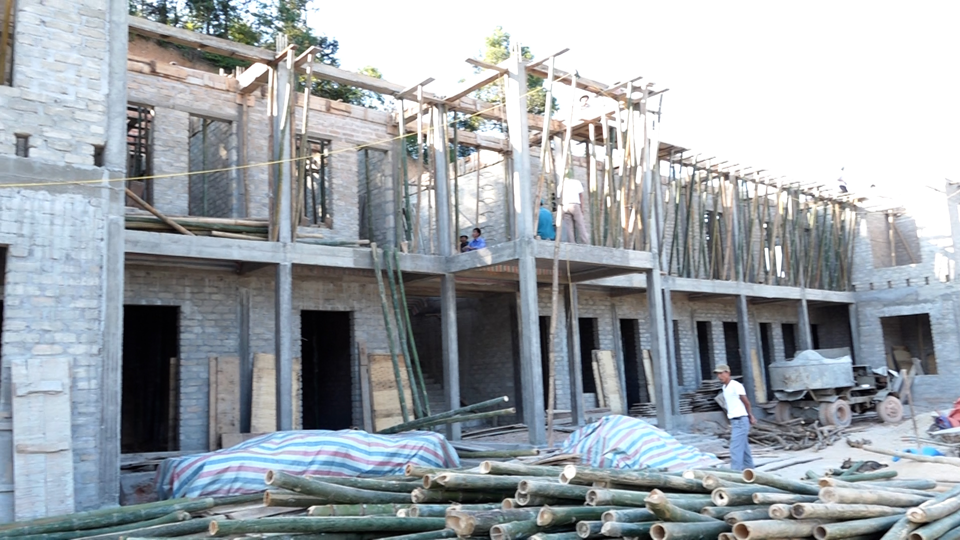 Bí thư Huyện ủy kiểm tra tiến độ xây dựng nhà UBND xã Pờ Ly Ngài.
