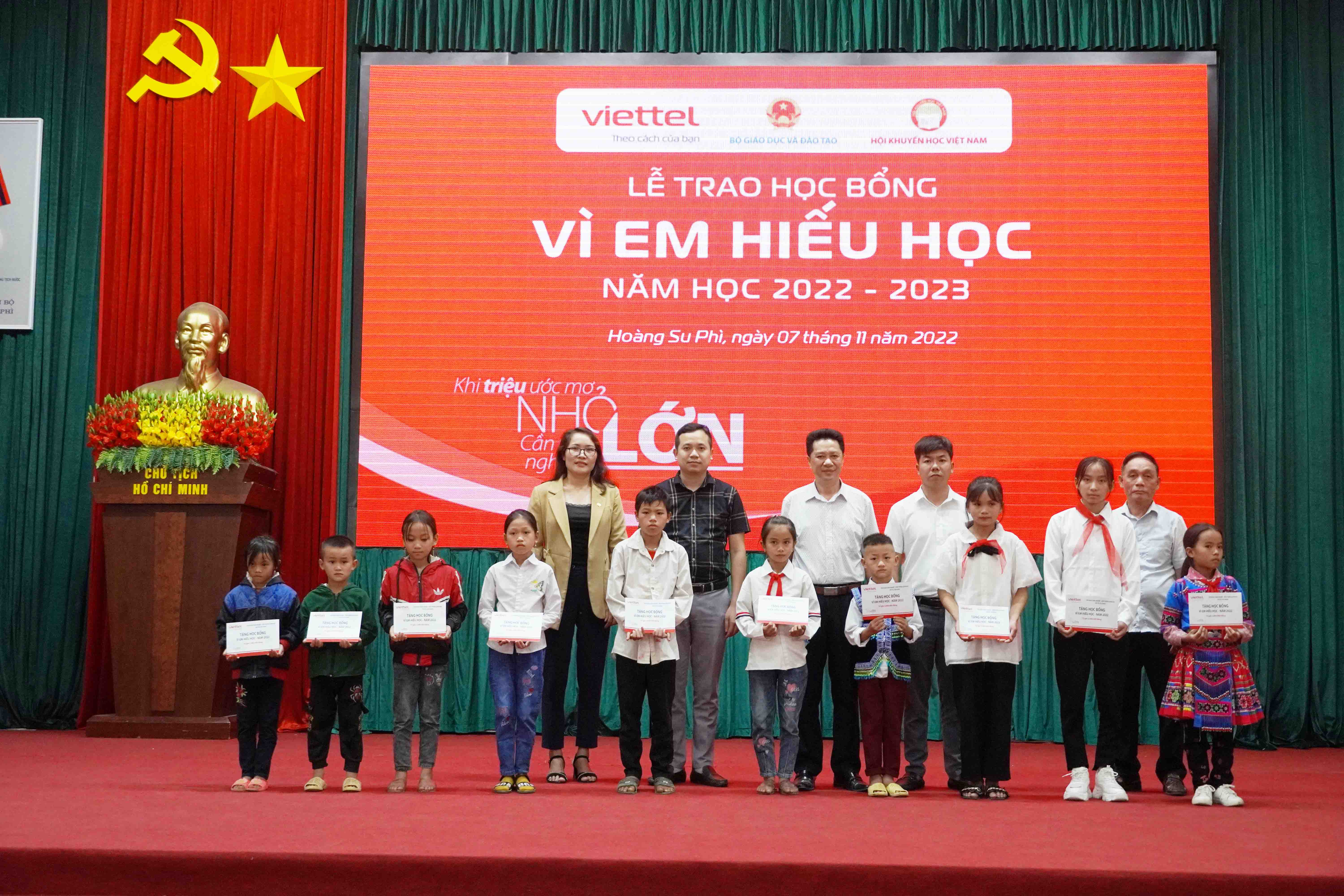 Chi nhánh Viettel Hà Giang trao 210 suất học bổng tại Hoàng Su Phì