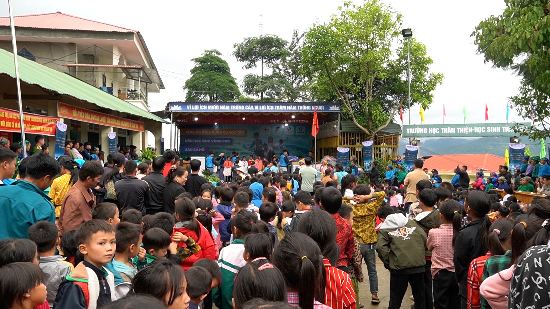 Đoàn từ thiện Cánh Én tặng áo ấm vùng cao cho học sinh tại xã Sán Sả Hồ, huyện Hoàng Su Phì