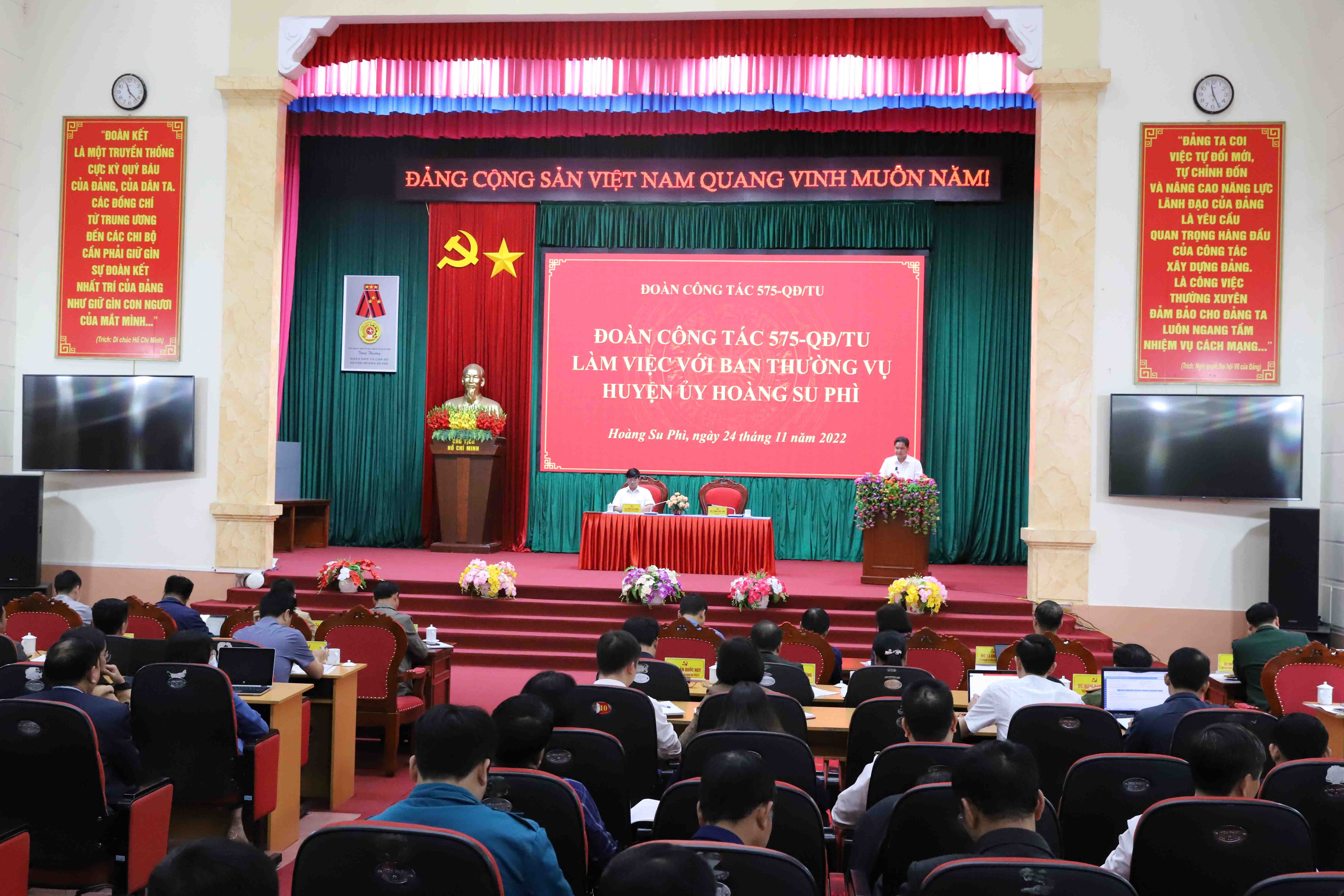 Đoàn công tác 575 làm việc với BTV Huyện ủy Hoàng Su Phì