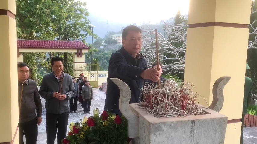 Đại biểu HĐND huyện Hoàng Su Phì viếng Nghĩa trang Liệt sỹ trước Kỳ họp thứ 6 HĐND huyện khóa XX