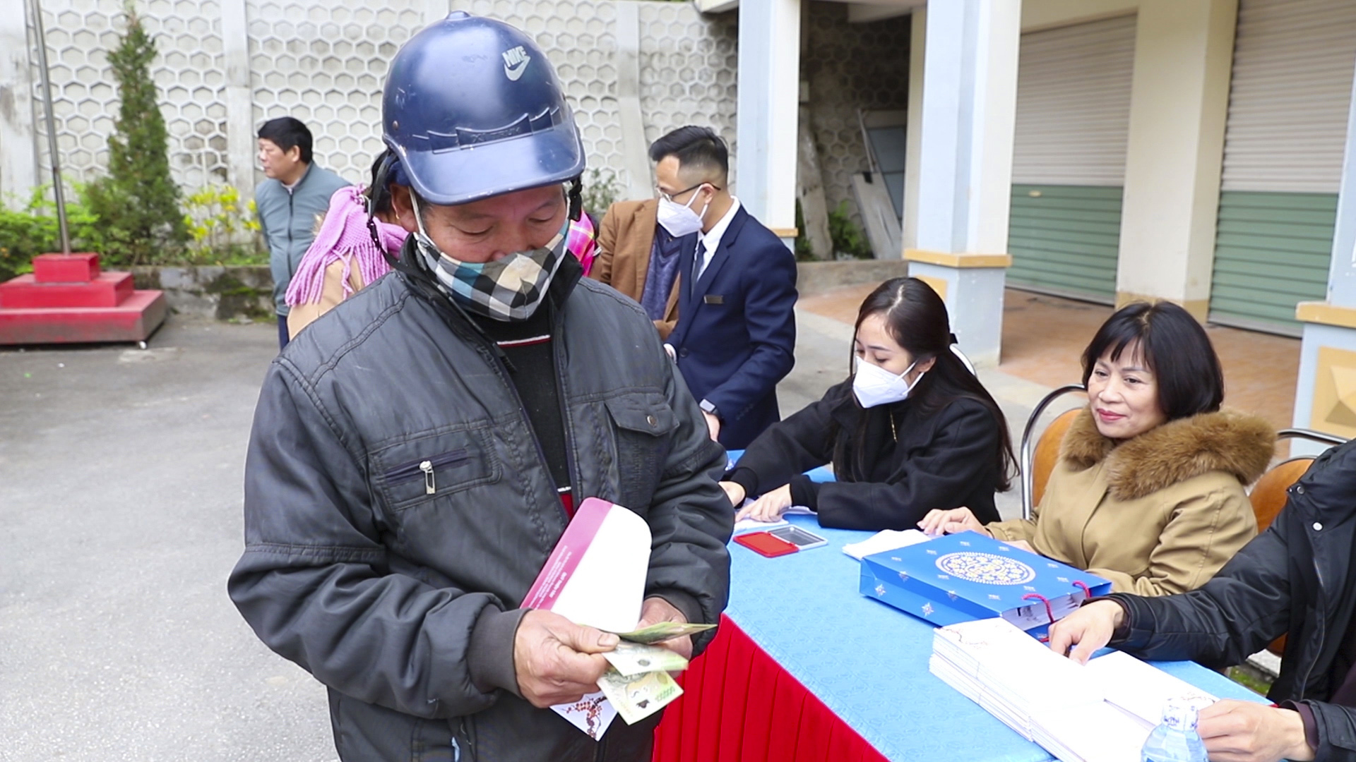 Tập đoàn Vigroup tặng 300 xuất quà tết cho hộ nghèo tại huyện Hoàng Su Phì