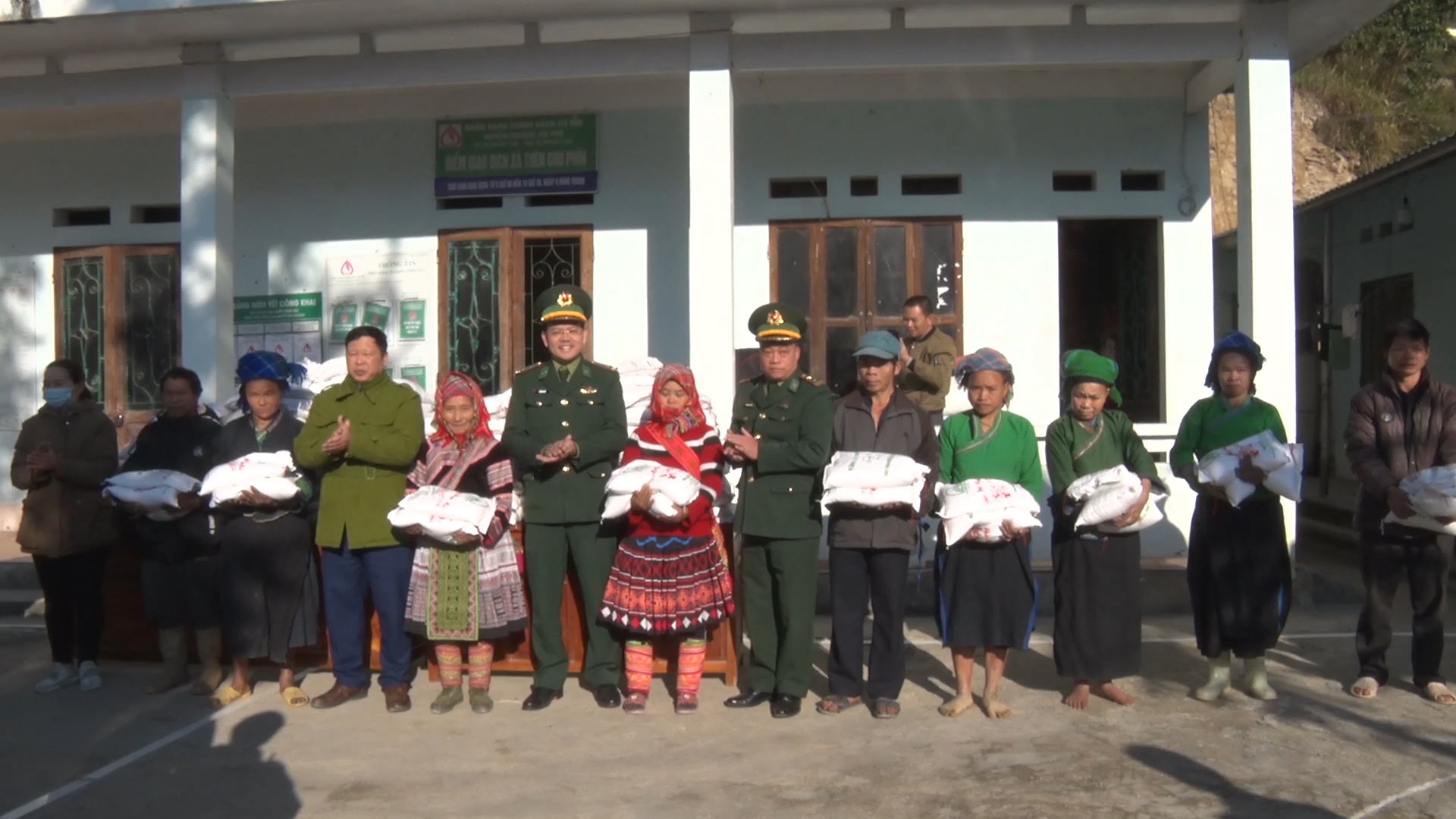 Đồn Biên phòng Thàng Tín tặng gạo cho hộ nghèo xã Thèn Chu Phìn