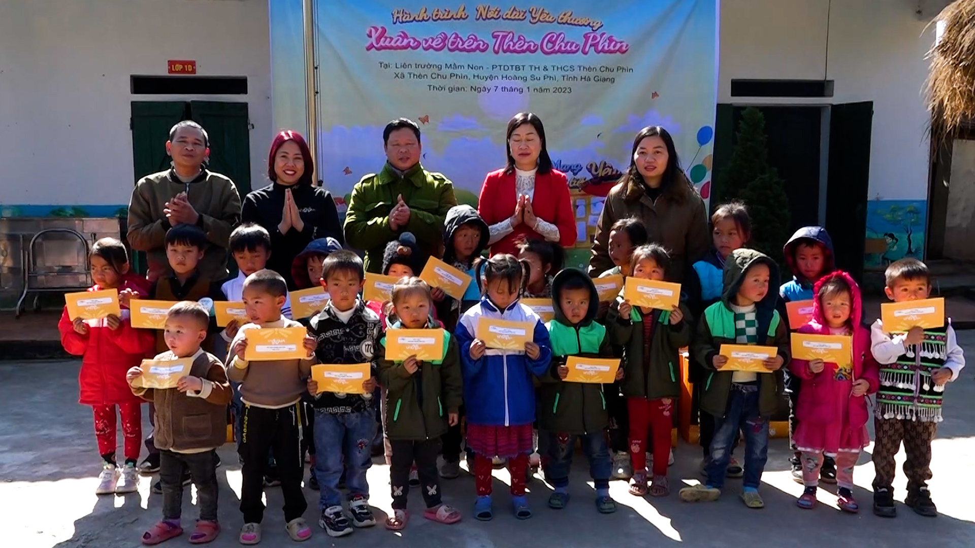 Hơn 100 suất quà đã được Công ty vntrip trao tặng các em học sinh xã Thèn Chu Phìn.