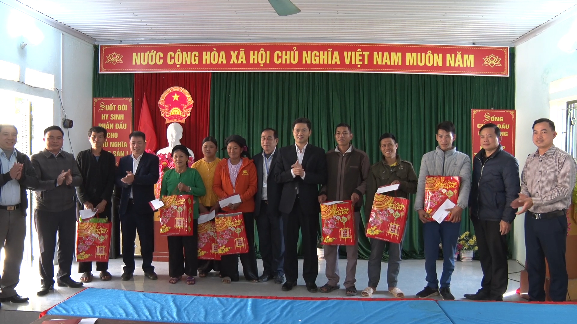 Trưởng ban Tuyên giáo Tỉnh ủy Vũ Mạnh Hà tặng quà tết tại huyện Hoàng Su Phì
