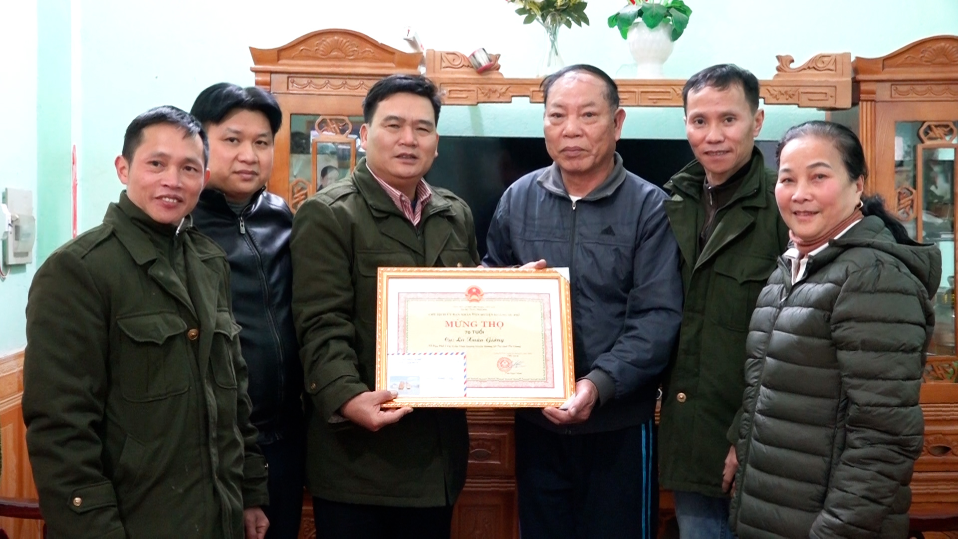 Lãnh đạo thị trấn Vinh Quang chúc tết mừng thọ người cao tuổi.