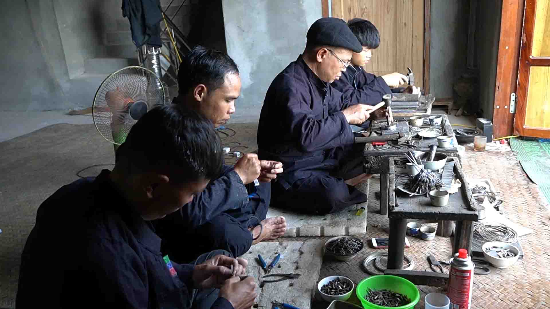 Lưu giữ nghề chạm khắc bạc truyền thống của dân tộc Nùng ở huyện Hoàng Su Phì