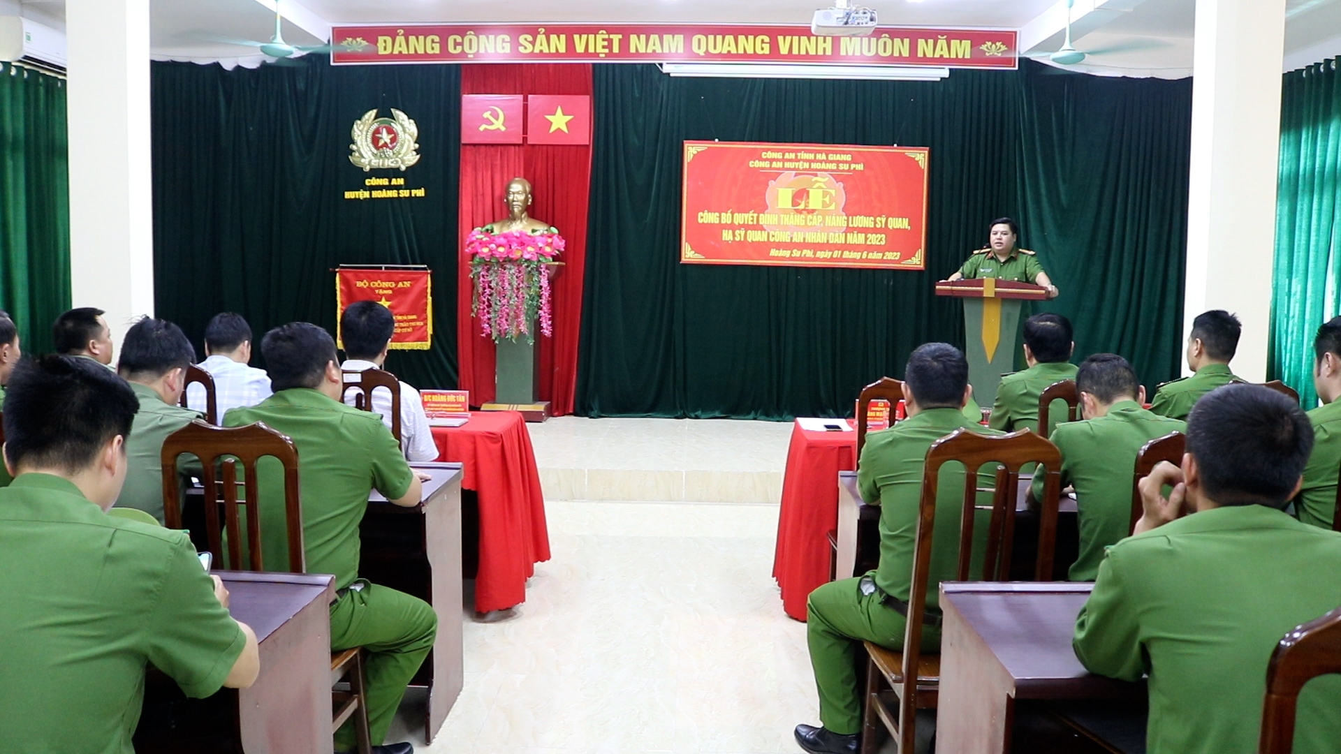 Lễ công bố quyết định thăng cấp, nâng lương sỹ quan, hạ sỹ quan công an nhân dân huyện Hoàng Su Phì năm 2023