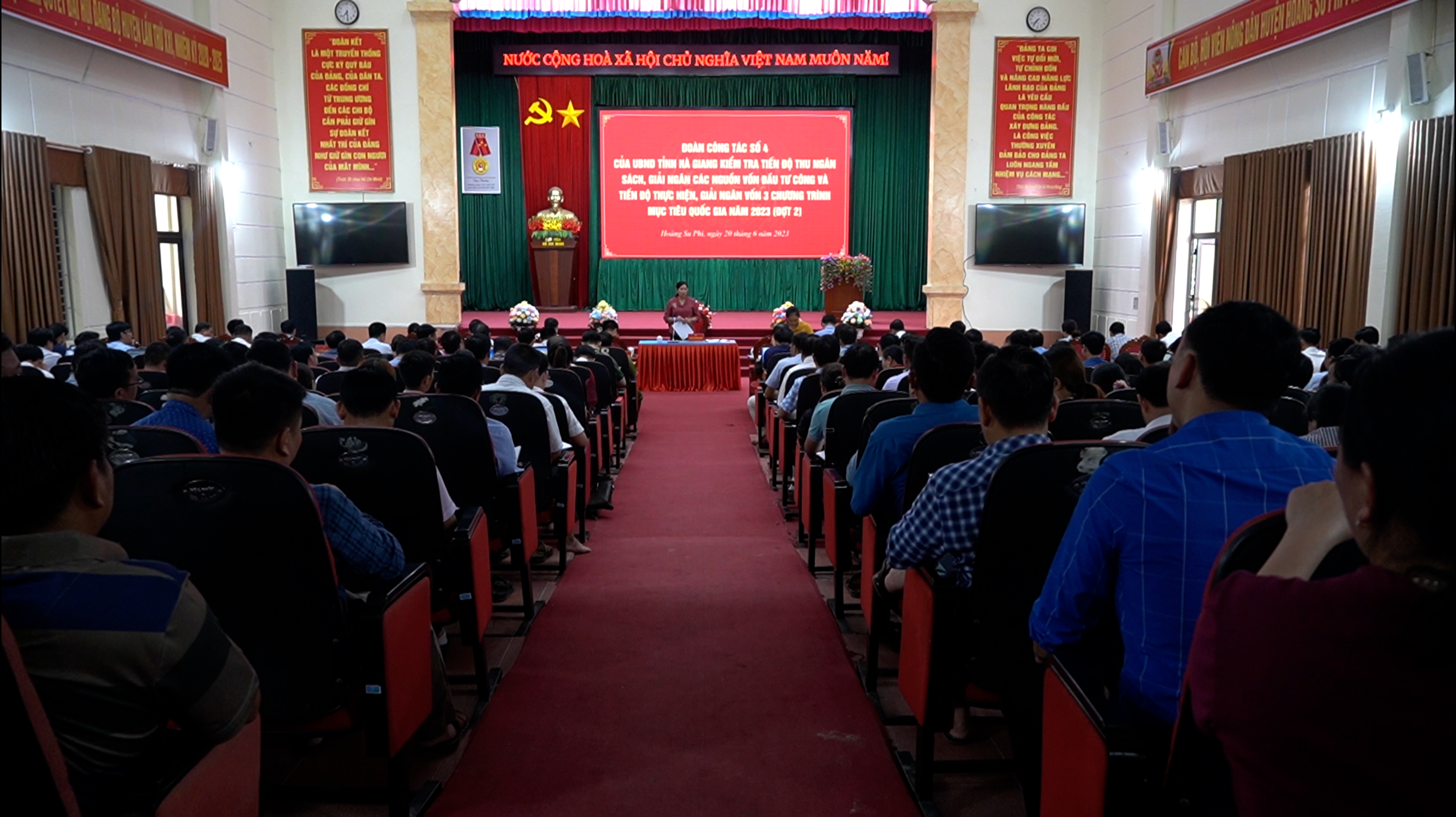 Phó chủ tịch UBND tỉnh Hà Thị Minh Hạnh kiểm tra tiến độ thu ngân sách nhà nước và tiến độ giải ngân tại huyện Hoàng Su Phì