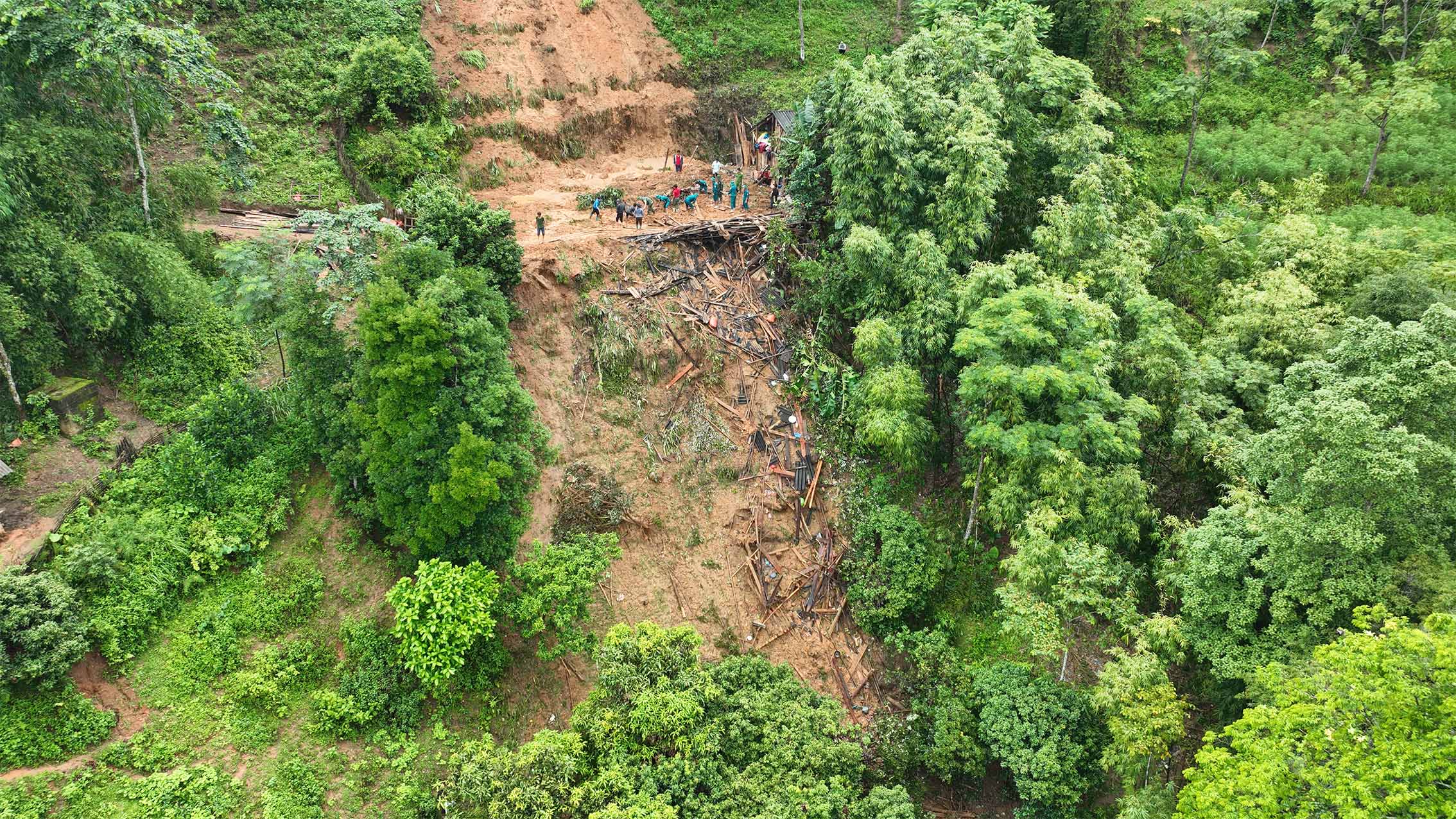 Mưa lớn gây sạt lở đất làm 2 người thiệt mạng tại huyện Hoàng Su Phì