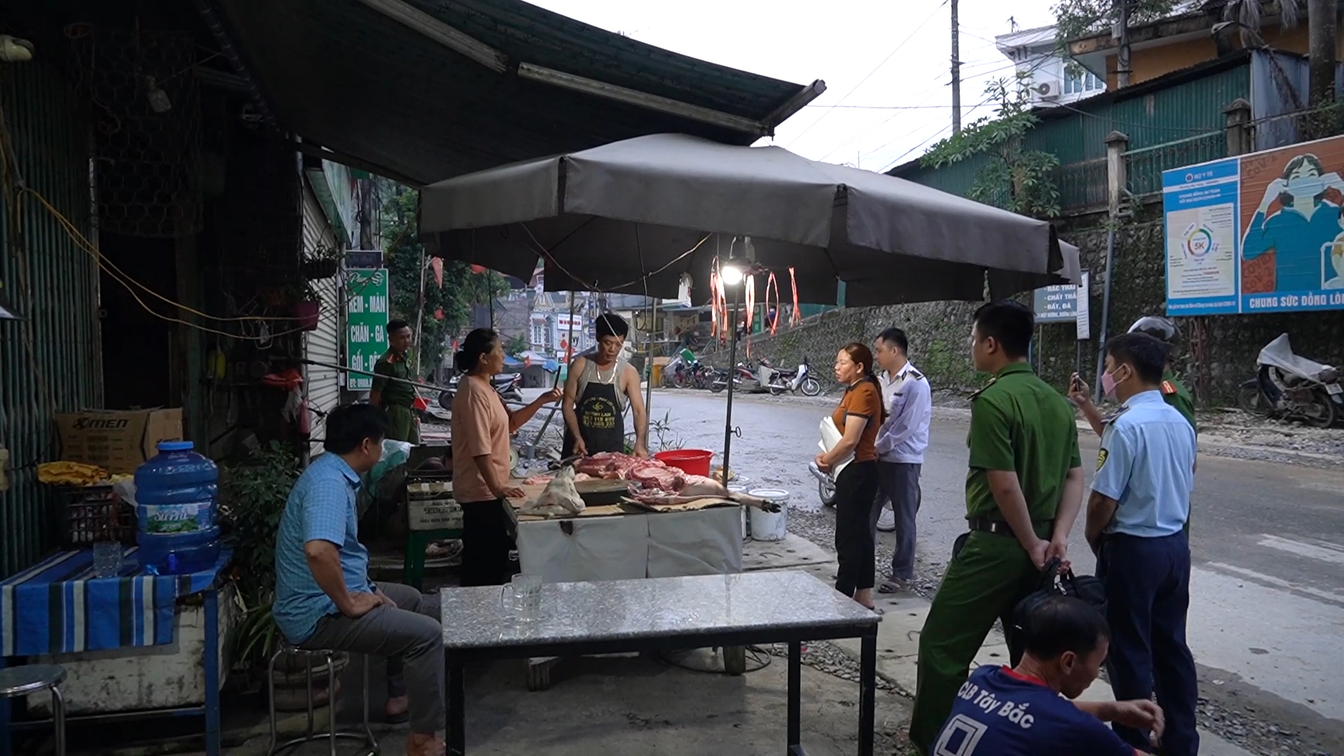 Đoàn kiểm tra liên ngành thị trấn Vinh Quang kiểm tra giết mổ gia súc trên địa bàn