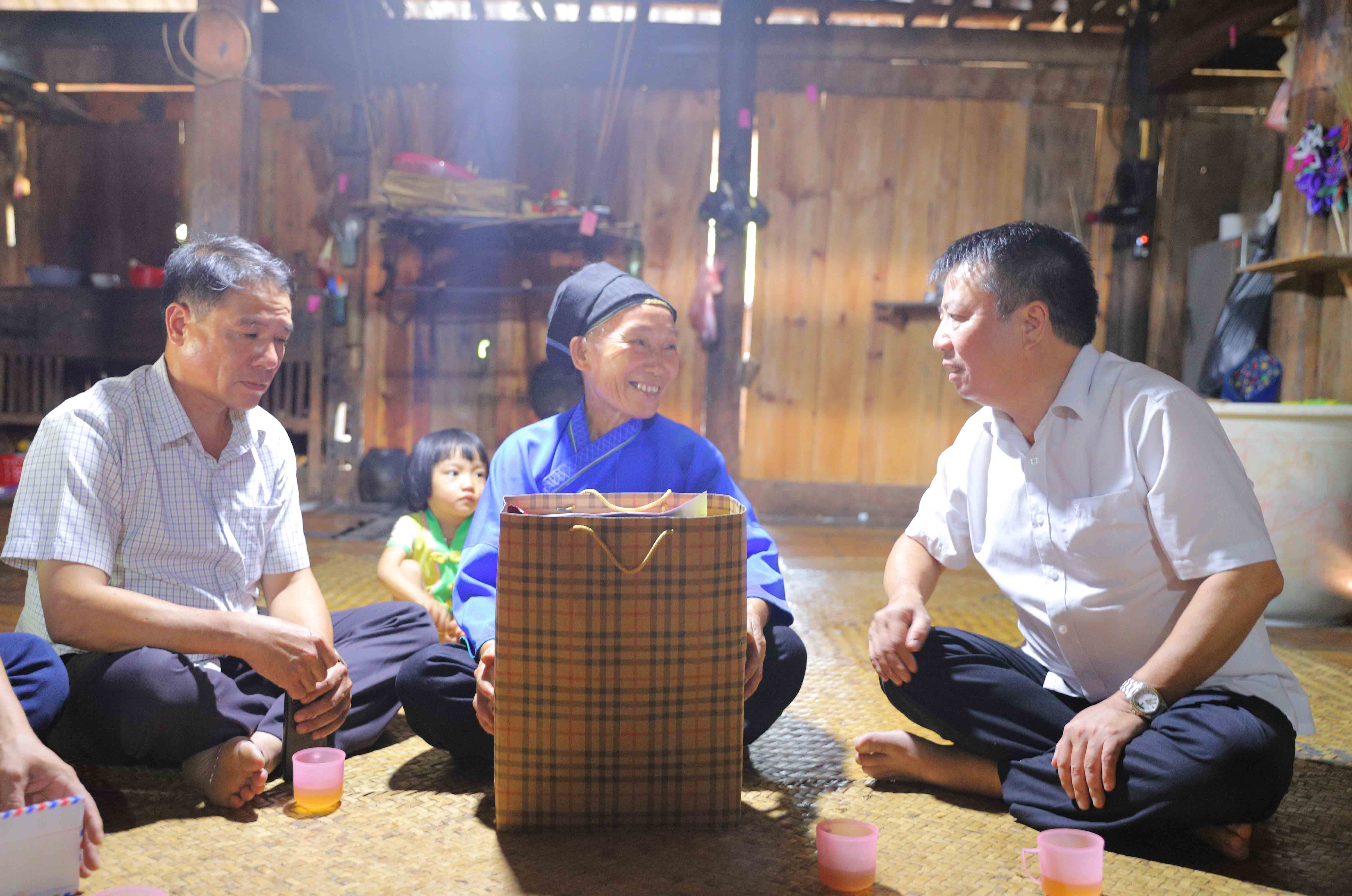Lãnh đạo huyện Hoàng Su Phì, thăm, tặng quà gia đình liệt sỹ tại 2 xã Nàng Đôn và Sán Sả Hồ