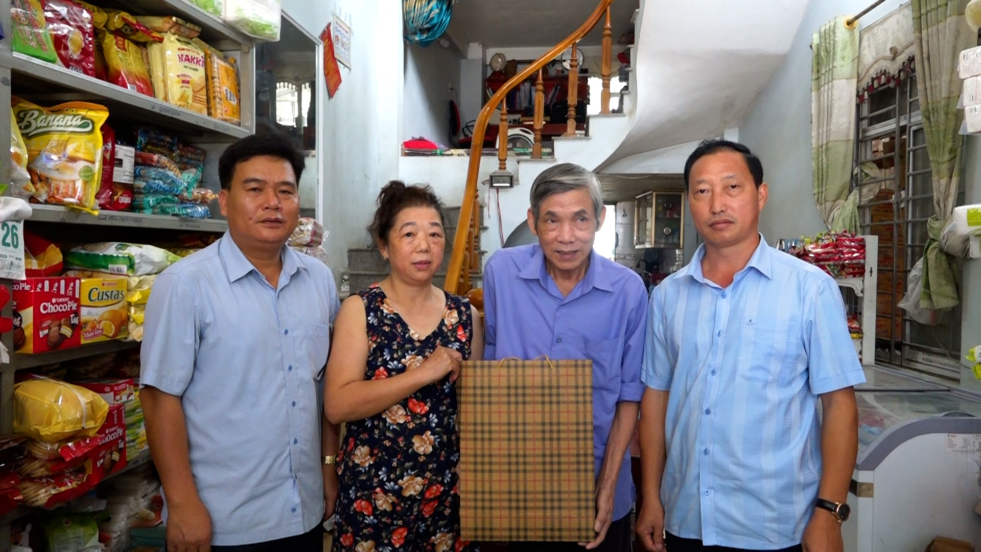 Bí thư Huyện ủy thăm và tặng quà dịp 27/7 tại thị trấn Vinh Quang.