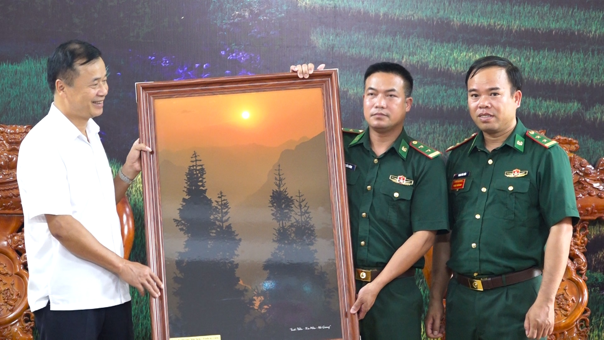Đoàn công tác huyện Xín Mần thăm và tặng quà tại Đồn Biên phòng Bản Máy.