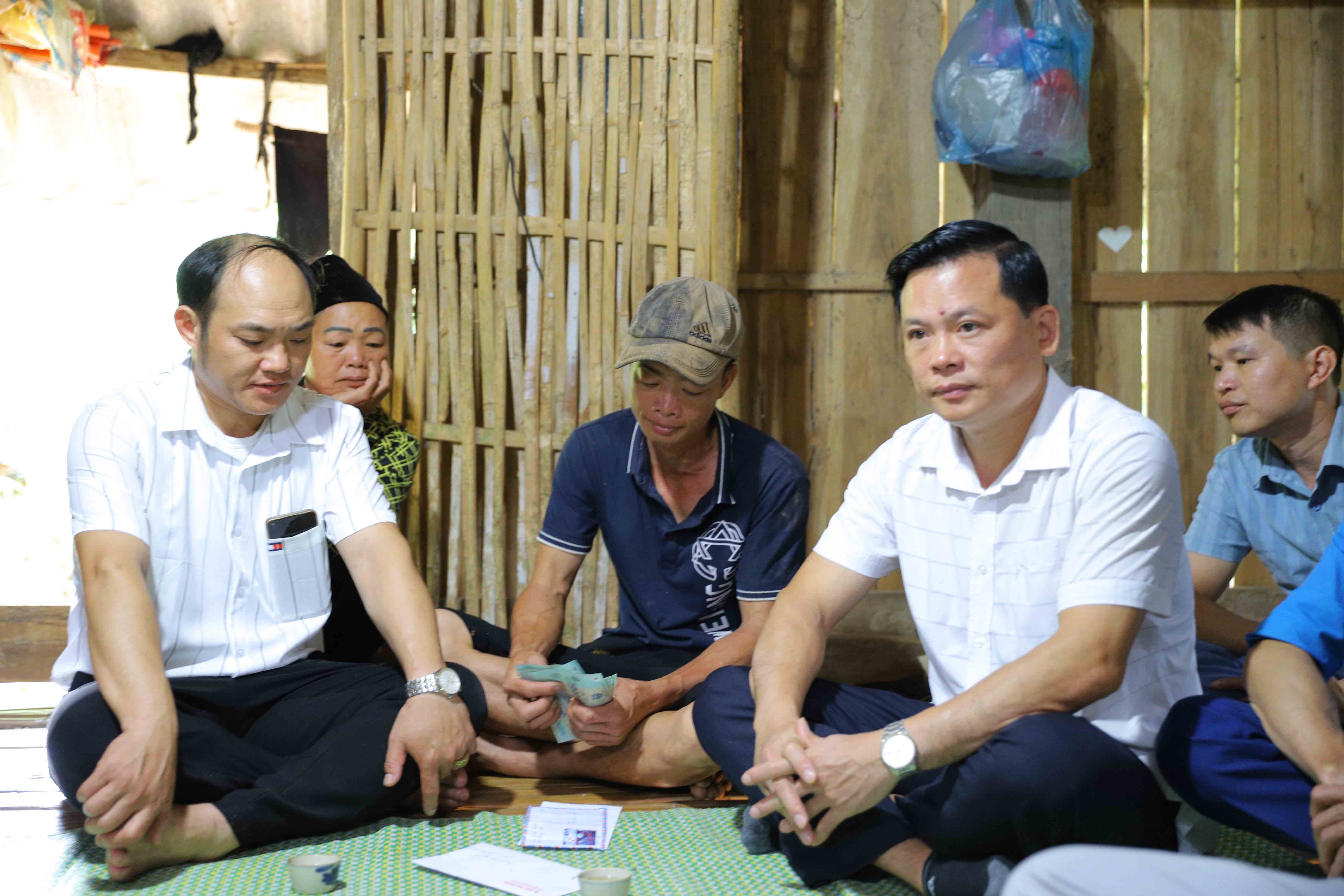 Lãnh đạo huyện Hoàng Su Phì,Thăm hỏi, động viên gia đình nạn nhân bị sét đánh