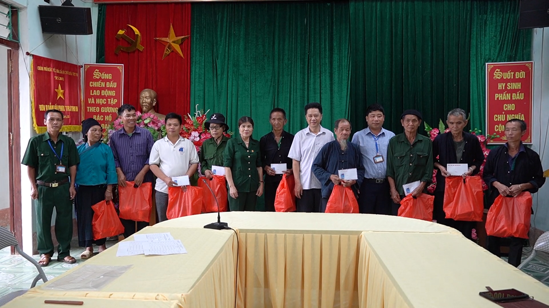 Lãnh đạo UBND huyện tặng quà các nạn nhân chất độc da cam tại xã Pố Lồ